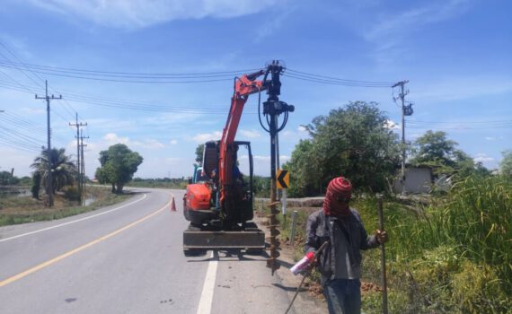 รถแม็คโครให้เช่าหลักสาม